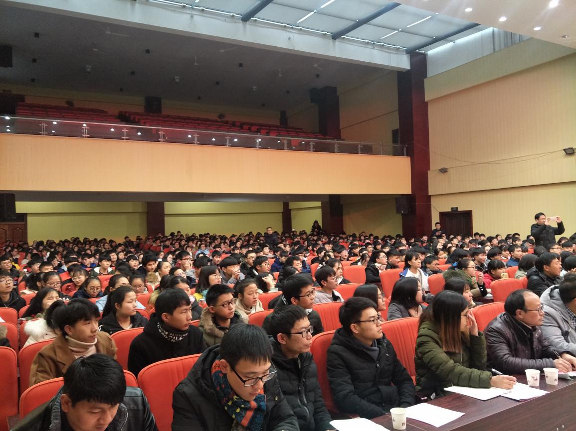 講座現場,老師和學生們認真聆聽專家的授課